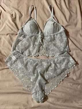 Delicate Floral Lace Bralette & Brief Set in Ivory